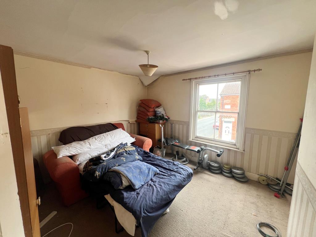 Lot: 2 - THREE-BEDROOM END-TERRACE HOUSE FOR IMPROVEMENT - front bedroom with sash window